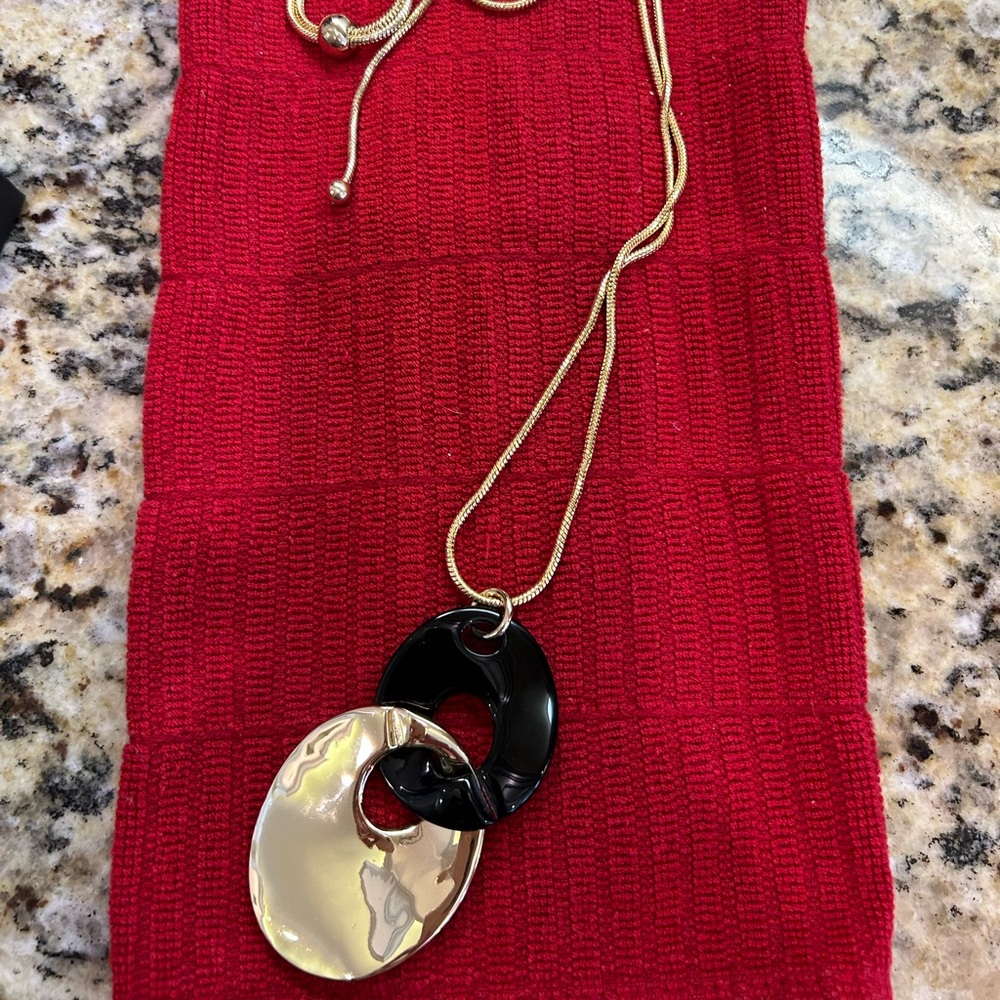 Elegant Gold and Black Pendant Necklace